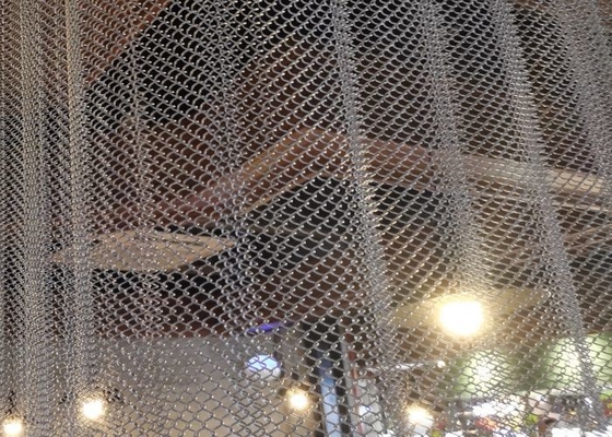 天井のスペース ディバイダーの金属のコイルの飾り布のカーテンの金網の装飾