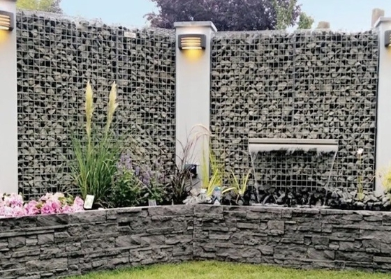 庭の装飾のための石が付いている75mmx75mmの溶接された網の蛇籠のバスケット