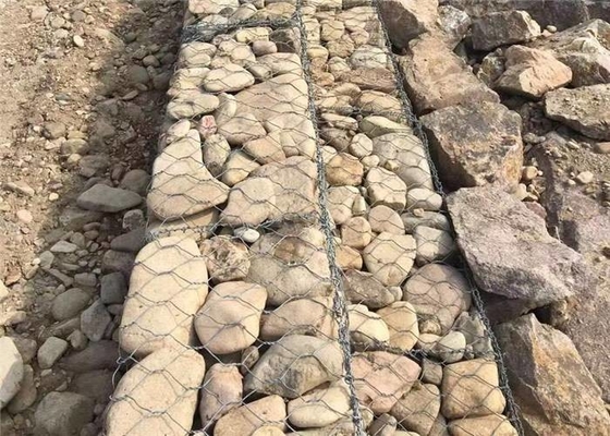 6*8の8*10,10*12石によって満たされる金属線Gabionは土または川岸の腐食の保護のためにおりに入れる
