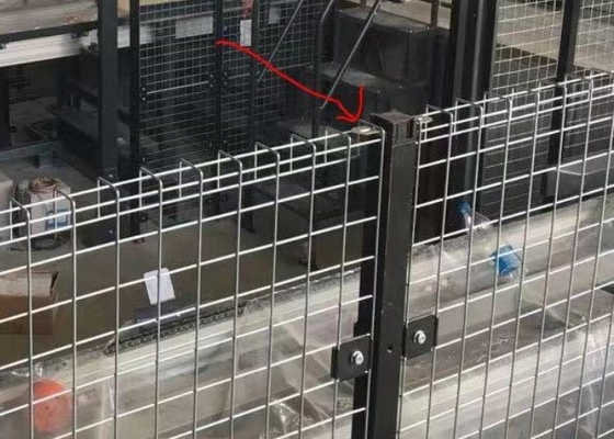 ヤードの保証のために電流を通される白く頑丈なロール上の溶接された網の囲うこと