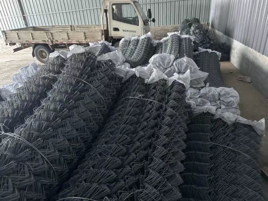 柔軟な落石防護網 斜面や道路上の落石リスクを最小限に抑える障壁ソリューションを提供する