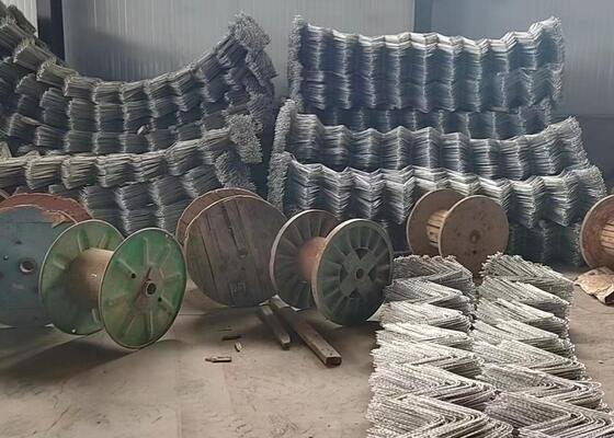 軽量な落石防護網は,最大限の落石防護を保証しながら,安装と保守を容易にする