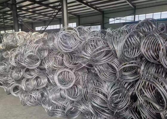 軽量な落石防護網は,最大限の落石防護を保証しながら,安装と保守を容易にする