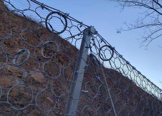 柔軟な落石防護網 斜面や道路上の落石リスクを最小限に抑える障壁ソリューションを提供する